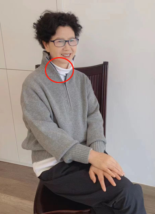 这位60岁妈妈不简单,不靠帽子+裙子,看背影还以为是90后