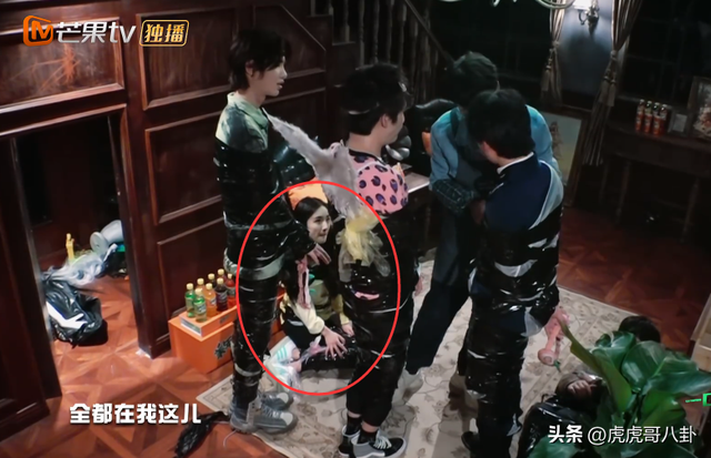 《密室》杨幂的“美人坐姿”火了！全身被胶带绑住的一刻，差点