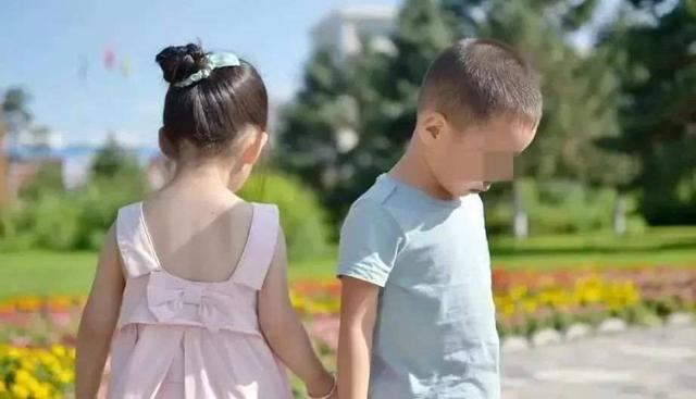 幼儿园小男孩亲了小女孩一下,双方妈妈反应截然不同!网友吵翻了……