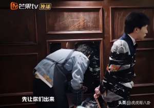 束缚美女(《密室》杨幂的“美人坐姿”火了全身被胶带绑住的一刻，差点)