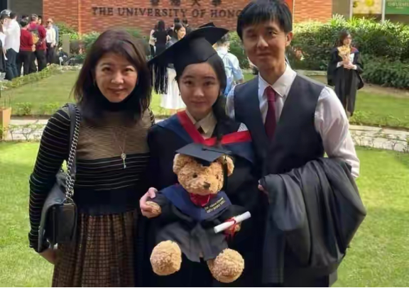 25岁港姐宣布当医生!家庭富裕有高学历,网友劝其不要入娱乐圈