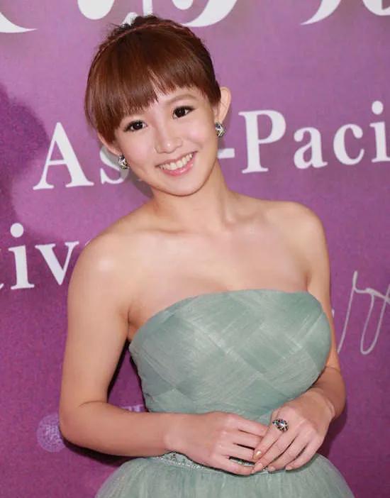 台综女星给狗洗澡,却被频繁拍胸部,画面多次走光,网友:故意的