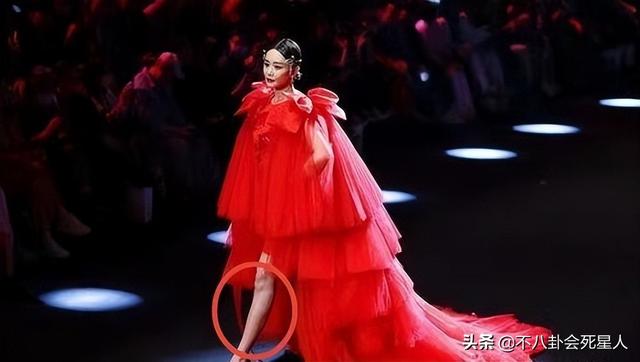 看脸90斤,看腿150斤,这7位女星小脸配粗腿,身材太不协调