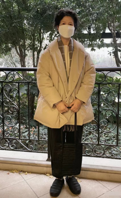 这位60岁妈妈不简单,不靠帽子+裙子,看背影还以为是90后