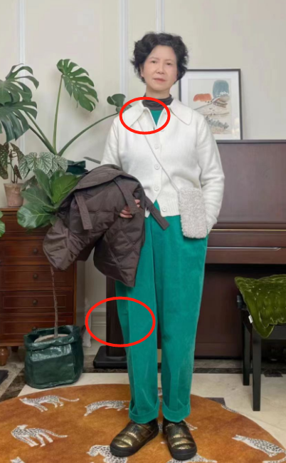 这位60岁妈妈不简单,不靠帽子+裙子,看背影还以为是90后