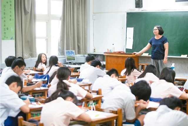 “原来生活费都用到这了”,女生宿舍照片流出,家长看后很生气