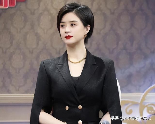 看脸90斤,看腿150斤,这7位女星小脸配粗腿,身材太不协调