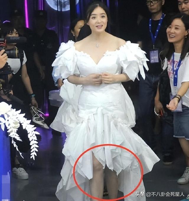 看脸90斤,看腿150斤,这7位女星小脸配粗腿,身材太不协调
