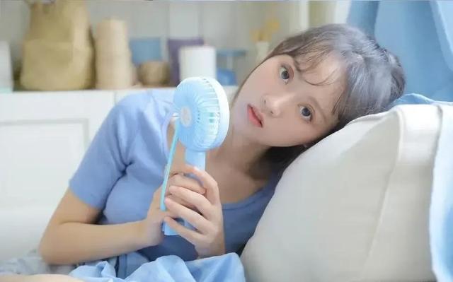 逗女生开心的幽默套路,让她笑到合不拢嘴