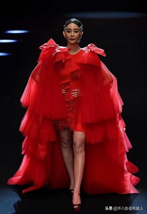 看脸90斤,看腿150斤,这7位女星小脸配粗腿,身材太不协调