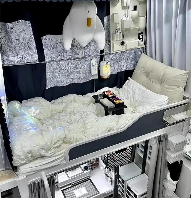 “原来生活费都用到这了”,女生宿舍照片流出,家长看后很生气