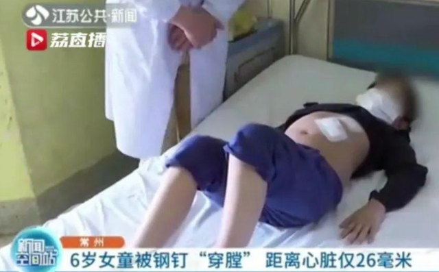 热搜上那个胸部中「枪」的6岁女孩,撕开了多少父母的遮羞布