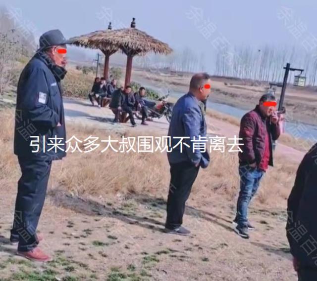 女子在河边直播跳舞,摇臀摆胯搔首弄姿,众大叔在旁围观不肯离去