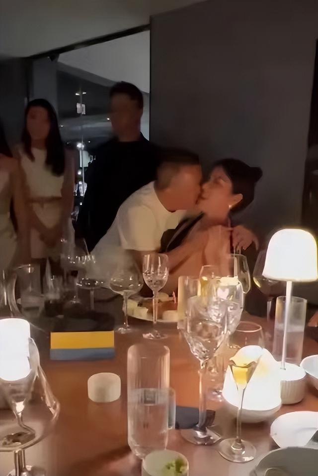 70大寿玩“脱”了,美女环绕疯狂亲吻,曾志伟还能疯多久?