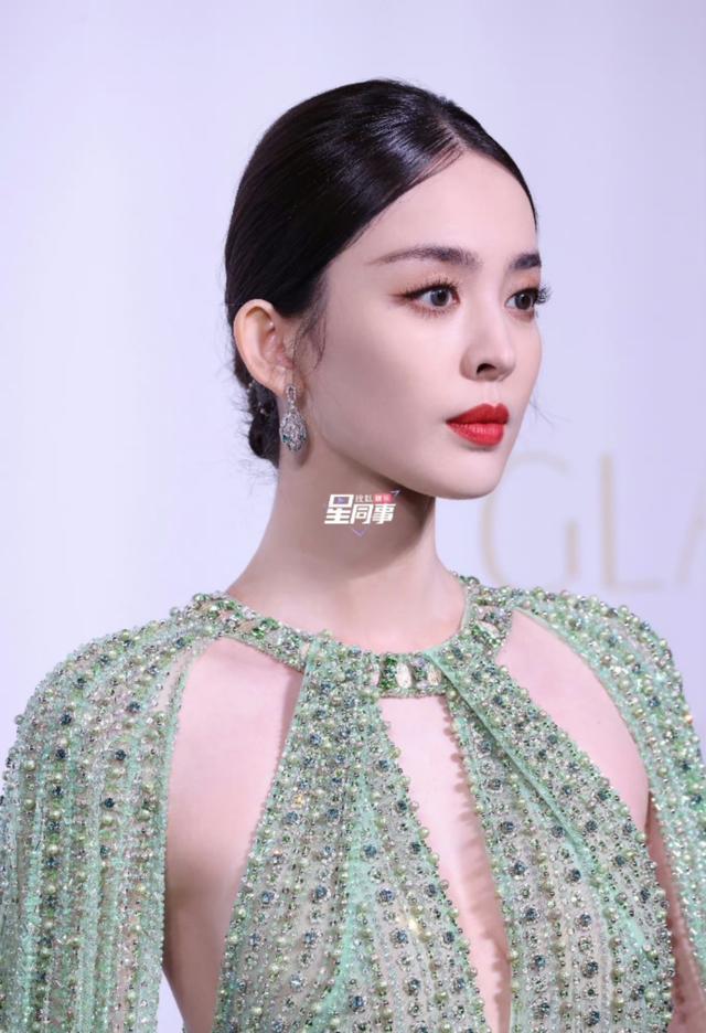 这一天,海清秀美腿,娜扎酥胸半露,却被另一位新疆美女抢了风头