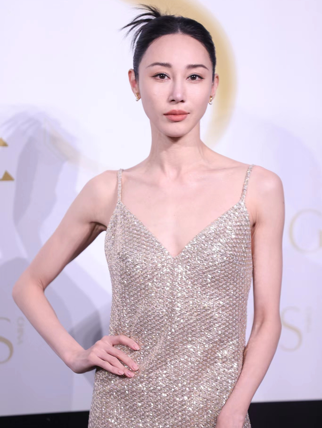 这一天,海清秀美腿,娜扎酥胸半露,却被另一位新疆美女抢了风头
