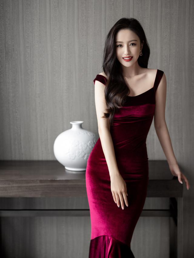 这一天,海清秀美腿,娜扎酥胸半露,却被另一位新疆美女抢了风头