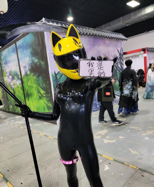 小萝莉“皮衣”骑士COS,紧身皮衣凸显傲人身材,脱衣后惨不忍睹