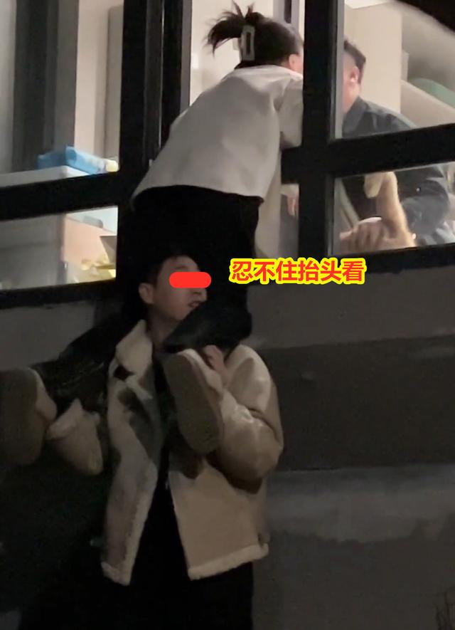 女生和男友约会忘情接吻,备胎下面托太久站不稳被嫌弃:你稳当点