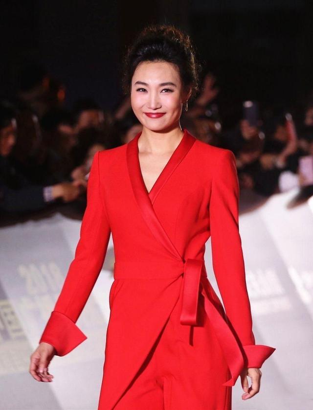 发型有多重要?45岁李梓萌摘掉假发撞脸张曼玉,“国字脸”美出圈