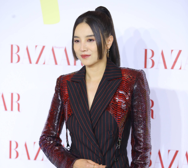 又有红毯看了!关晓彤裸背诱人,金晨长腿红鞋,热巴成纯欲天花板