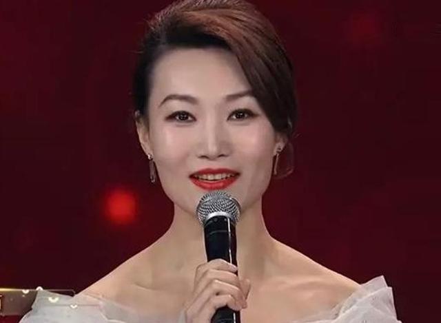 发型有多重要?45岁李梓萌摘掉假发撞脸张曼玉,“国字脸”美出圈