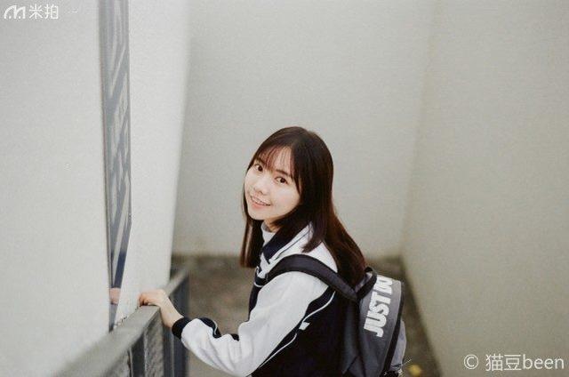 离开校园之前,她穿校服拍了一组难忘的青春写真