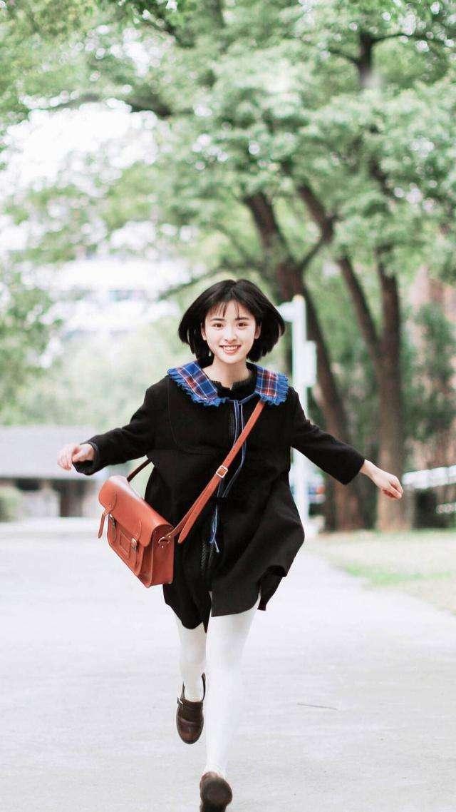 倪妮难得性感一次,镂空裙只遮“三角区”,背面照让人脸红心跳