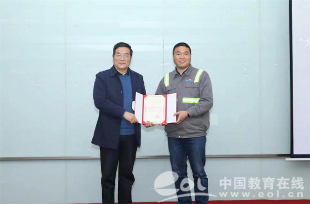 美女博士拜职校毕业的大国工匠为师 贺礼是一件藏头诗书法卷!?