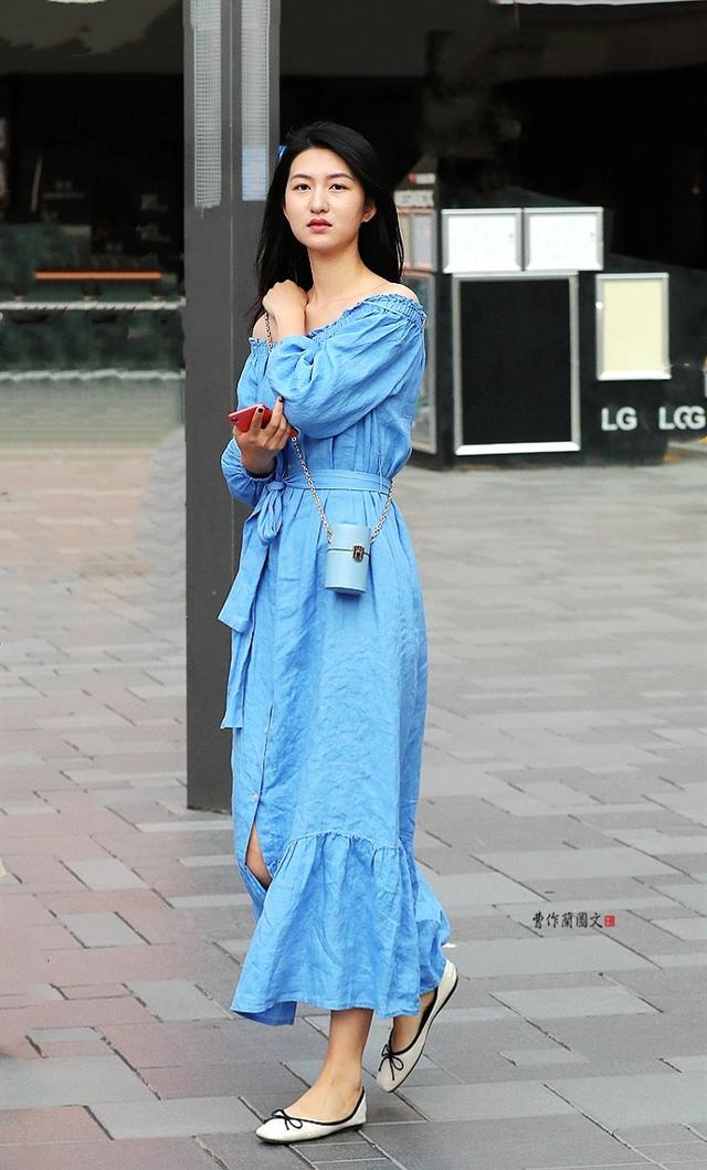 街拍:拎着“水桶”逛街的美女