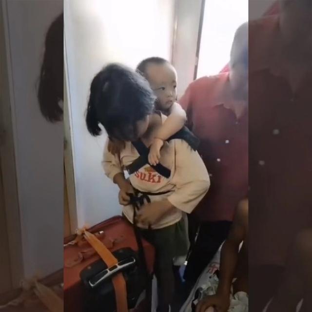 “微笑姐姐”火了,女孩独自背弟弟坐火车,全程站票,网友:戳心