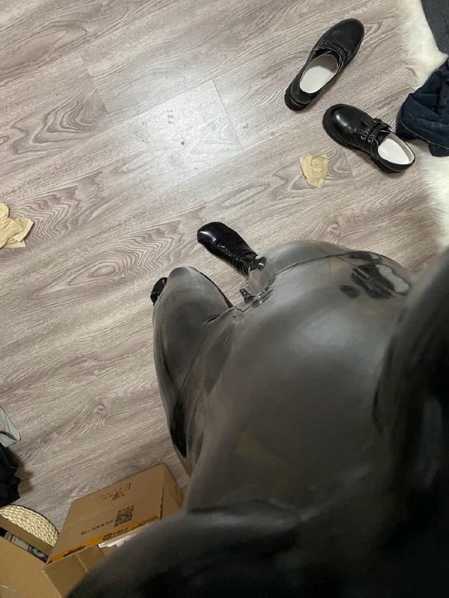 小萝莉“皮衣”骑士COS,紧身皮衣凸显傲人身材,脱衣后惨不忍睹