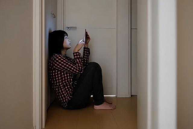 河南一女子在出租屋内“躺平”8年:拒绝一切社交,每月只花500元