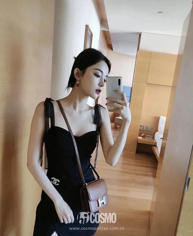 穿细吊带的女孩,迷人都不着痕迹