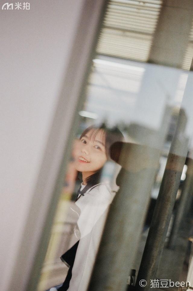 离开校园之前,她穿校服拍了一组难忘的青春写真