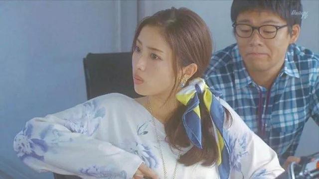 《校阅女孩》再拍被嘲?这一次服化组出来背锅