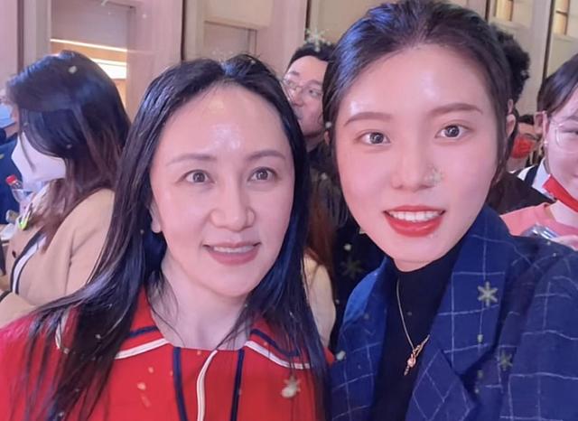 孟晚舟与美女网红合影,脸型大变瘦成锥子脸,五官精致气质优雅