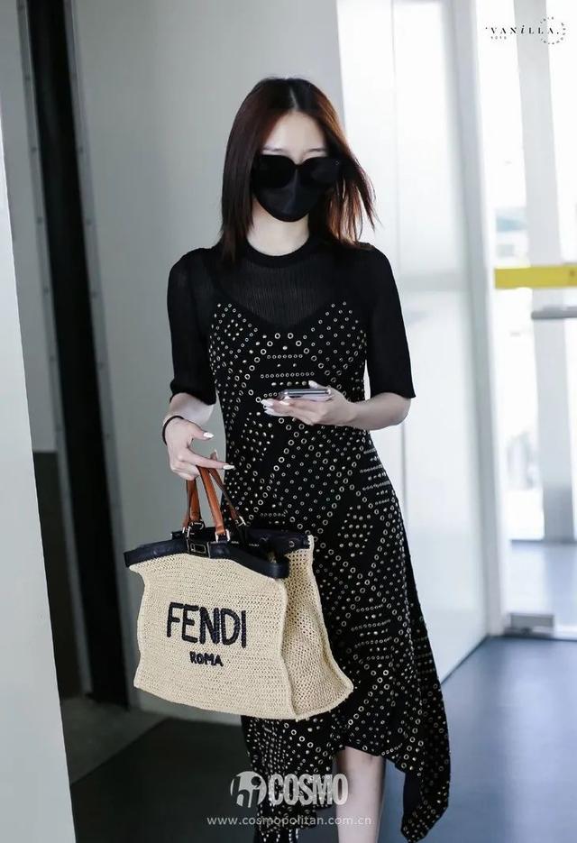 穿细吊带的女孩,迷人都不着痕迹