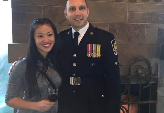 19年华裔美女警官被上司骚扰,胁迫发生关系,曝光后精神崩溃自杀