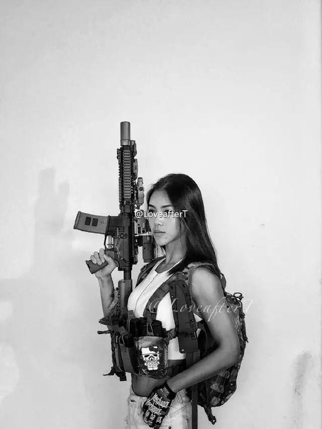 华人美女持枪狂射被人肉!颜值竟如此逆天!不做大哥的……