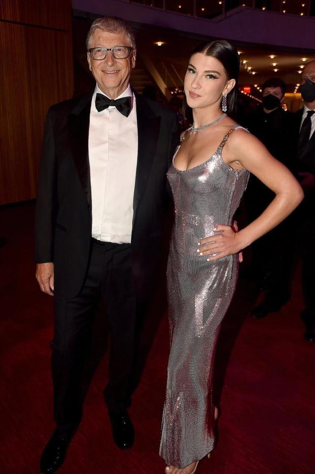 比尔·盖茨20岁女儿和黑人男友,铁塔前相拥,在8.5亿房子里更甜蜜