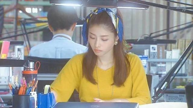 《校阅女孩》再拍被嘲?这一次服化组出来背锅