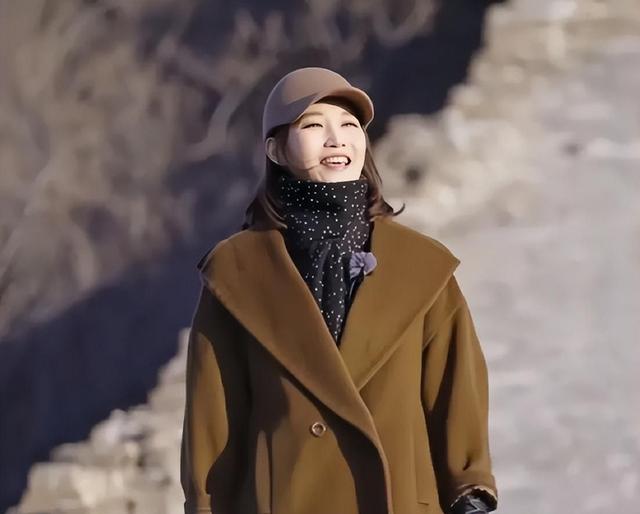 发型有多重要?45岁李梓萌摘掉假发撞脸张曼玉,“国字脸”美出圈