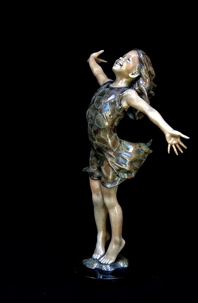 被公认最具大师潜质的美女雕塑家,人体作品生动又别出心裁