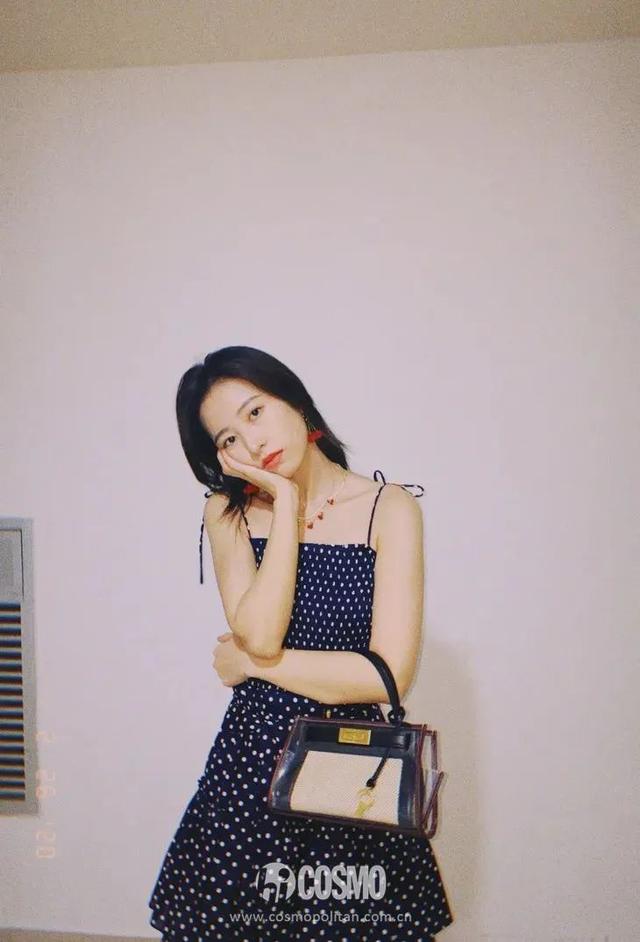 穿细吊带的女孩,迷人都不着痕迹