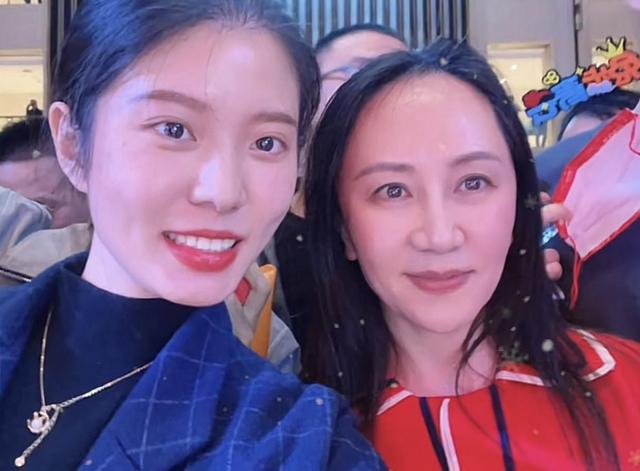 孟晚舟与美女网红合影,脸型大变瘦成锥子脸,五官精致气质优雅