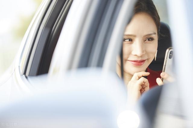 出门打车,看见两美女打架撕衣服,司机说看一会