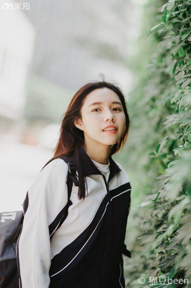 离开校园之前,她穿校服拍了一组难忘的青春写真