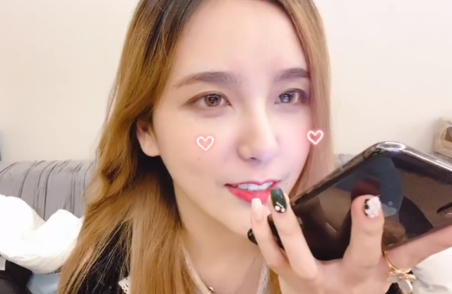 Rita烈焰红唇拍摄大牌广告,豪车美女养眼,网友:是张导没福气了