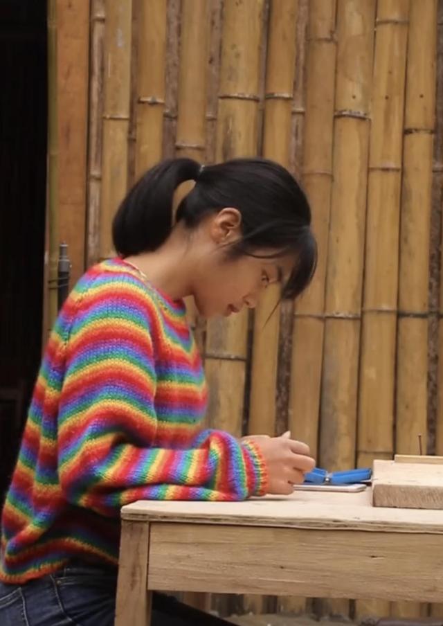 26岁云南农村美女,父母离婚后她当过保姆,靠维修机电涨粉800万